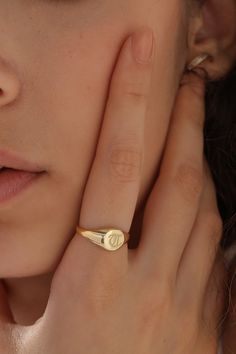 Signet Rings Women Vintage, Gold Initial Ring, Signet Rings Women, Signet Rings, Handmade Jewel, English Design, Gold Ring Designs, Silver Signet Ring, Gold Signet Ring