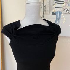 Oscar De La Renta Black Sleeveless Top , Size Medium This Runs A Full Size Smaller , Fits A Small Size 2-4 , Excellent Pristine Condition , Ripples Top Accent Design , Completely Free Of Any Damage . Comes From A Non Smoking Home . Elegant Fitted Sleeveless Tank Top, Elegant Black Fitted Tank Top, Black Fitted Tank Top For Evening, Elegant Black Sleeveless Top, Black Sleeveless Top, Black Sleeveless, Small Tops, Sleeveless Top, Checks