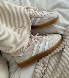 adidas samba outfit ideas aesthetic Shoes Wishlist Aesthetic, Sambas Adidas Aesthetic, Pretty Shoes Aesthetic, Adidas Sambas Aesthetic, Shoes Summer 2024, Beige Sambas, Womens Sambas, Cute Sambas, Adidas Samba Beige