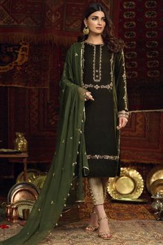 Ghrara Design, Trendy Things, Punjabi Suits Party Wear, Trendy Suits, Velvet Dress Designs, Suit Ideas, Mom Ideas, Kurta Style, Pakistani Designer Suits