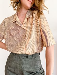 Beautiful vintage short-sleeved shirt blouse in brown and beige with an abstract pattern. The blouse is from the Finn Karelia brand and is a size 42. The blouse can also be worn oversized. I particularly like the fantasy pattern of the shirt blouse, with more floral on one side and stripes running across the shirt in waves on the other. Wear it loosely with trousers or tucked in and you'll be an eye-catcher this summer. The colors give a great summery complexion. Don't you agree? The blouse appe Brown Relaxed Fit Short Sleeve Blouse, Oversized Short Sleeve Brown Blouse, Brown Oversized Short Sleeve Blouse, Oversized Brown Blouse With Short Sleeves, Patterned Short Sleeve Shirt With Unique Print, Short Sleeve Shirt With Unique Patterned Print, Brown Short Sleeve Blouse For Spring, Brown Short Sleeve Blouse For Summer, Spring Abstract Print Short Sleeve Blouse