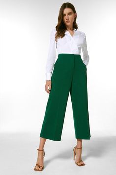 Bringing Smart Appeal To Laid-Back Summer  Days, Our Structured Cotton Pants Add Instant Easy Polish. They Show Off Handy Side Pockets And A Flattering Wide-Leg Fit To Show Off Your Favorite On-Trend Rope-Style Sandals. Wide Cropped Pants Outfit, Dark Green Trousers Outfit, Tailored Trousers Outfit, Green Trousers Outfit, Wide Cropped Pants, Cropped Pants Outfit, Cropped Outfits, Wide Leg Trousers Outfit, Trouser Outfit