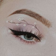 Eye Flower Art, Eyebrow Art Makeup, Flowers Eye Makeup, Eyeliner Looks Colorful, White Eyeliner Aesthetic, Eyeliner Face Art, Flower Makeup Ideas, White Eyeliner Ideas, Flower Makeup Looks