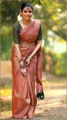 South Indian Engagement Saree Look, Bridal Sarees South Indian Pink, South Indian Marriage Saree, Bridal Saree Poses, South Indian Style Saree Draping, Kancheepuram Blouse Designs, South Look Saree, South Indian Sarees Traditional, Blouse Designs For Plain Sarees