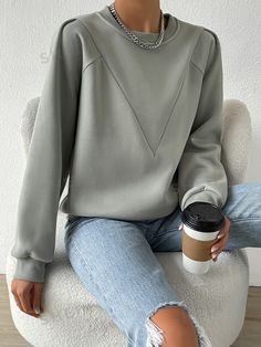 Winter Mode Outfits, Plain Sweatshirt, Women Sweatshirts, Couture Mode, Crop Top Outfits, Burda Style, Sporty Outfits, Winter Fashion Outfits, Fashion Sewing