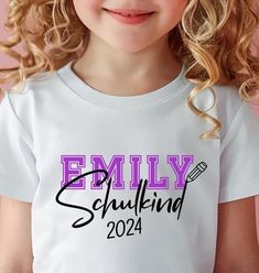 Personalisiertes T-Shirt für Kinder, Erstklässler Shirt, Schulkind 2024 Shirt, Kinder geschenk, Schulanfang Shirt, Geschenk zur Einschulung 👐 In liebevoller Handarbeit gefertigt Individuelles T-Shirt für Erstklässler mit Namensaufdruck - Personalisierbares "Zurück in die Schule"-Shirt für Jungen und Mädchen. Machen Sie den ersten Schultag Ihres Kindes mit unserem personalisierten T-Shirt zu einem besonderen Erlebnis! Dieses T-Shirt aus weicher, hochwertiger Baumwolle bietet den ganzen Tag über Customizable White T-shirt For End Of School Year, Customizable T-shirt For Back To School Events, Customizable Crew Neck T-shirt For School, Short Sleeve Shirt With Name Print For School Events, End Of School Year White T-shirt With Team Name, Customizable T-shirt For School Events And Back To School, Customizable T-shirt For School Events, Back To School T-shirt With Name Print, College T-shirt With Name Print For Back To School