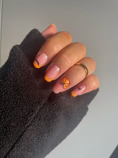 Simple French Halloween Nails, Autumn Nails Short French Tip, Simple Halloween Nails Pumpkin, Fall Orange French Tip Nails, Halloween French Tips Square, Orange French Tip Halloween Nails, Black And Orange Halloween Nail Designs, Orange And Black French Tip Nails, French Nails Halloween