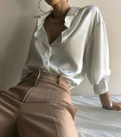 TisJustInspo - Fashion Edition on Instagram: “Outfit Inspo Alert 🚨 Happy TJI Bossbabe Monday 😻👏🏻🔥 Why not kick it off with a cream silk blouse, beige high waist pant leg and don’t…” Fashion Black, 80s Fashion, Mode Vintage, Looks Style, Looks Vintage