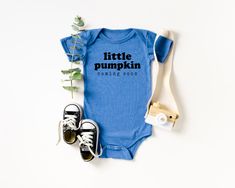 Announce your pregnancy this fall with a super cute bodysuit. Retro typography onesie, available in a selection of colors ships out super fast so you can tell your loved ones the exciting news! Absolutely adorable outfit and the perfect pregnancy reveal, share the news with your friend, and family and turn it into a forever keepsake. The newborn outfit will be a unique addition to family photos and baby photoshoots.A simple but practical way to reveal the great news that you are expecting, and w Coming Soon Onesie, Unique Pregnancy Announcement, Retro Typography, Pregnancy Reveal, Newborn Outfit, Month Colors, Pregnancy Reveals, Screen Printing Designs, Exciting News