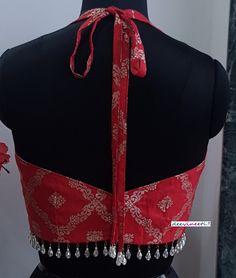 Halter Blouse Designs Indian, Red Color Blouse Designs Latest, Halterneck Blouse Designs, Navratri Blouse Pattern Latest, Aesthetic Blouse Design, Red Fitted Traditional Festival Outfit, Fitted Red Choli For Festivals, Halter Neck Lehenga Blouse, Bohemian Red Blouse Piece With Pallu