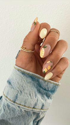 The hottest lemon nails and lemon nail designs for this summer (fruit nails) Lemon Nails, Kutek Disney, Unghie Sfumate, Colorful Nails, Her Nails, Cute Gel Nails, Nail Swag, White Nail, Funky Nails