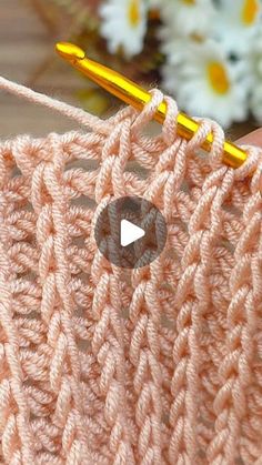 a video demonstrating how to crochet with the help of two knitting needles and yarn