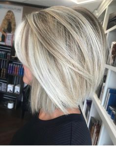 Best Mom Hairstyles, Back Of Head Hairstyles For Women, Blonde With Lowlights Bob, Blonde Bob With Lowlights Fall, Short Blonde Bobs Round Face, Platinum Blonde Hair With Lowlights Bob, Blonde Bob With Brown Lowlights, Head Hairstyles, Choppy Bobs