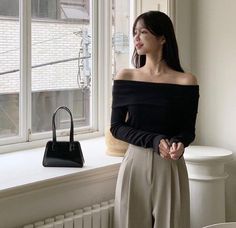 1. 209923750 лонгслив - 1.2к 2. 192236073 брюки - 5к 3. 38648990 сумка - 1к Dainty Outfit Ideas, Korean Off Shoulder Outfit, Rib Knit Sweater, Korean Casual Outfits, Fitted Long Sleeve, Sweater Crop, Classy Casual Outfits, Looks Chic, Kpop Fashion Outfits