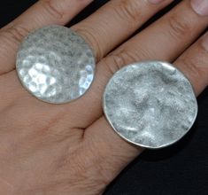 Irregular round button ring, simple design and nice looking. Size: 17mm. US61/2 Package:gift box Weight:10-15g Round Button, Stylish Rings, Light Reflection, Star Patterns, Three Dimensional, Simple Designs, Statement Rings, Gift Box, Jewelry Rings