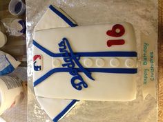 a cake shaped like a baseball jersey with the number ten on it and words dodgers