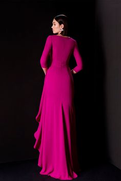 3/4 sleeves crepe dress with feathered shoulders – HerTrove Elegant Evening Dress With 3/4 Sleeves, Elegant 3/4 Sleeve Evening Dress, Long Dress Fitted, Marchesa Couture, Dress With Draping, Hannibal Laguna, Mermaid Top, Long Midi, Midi Dress Style