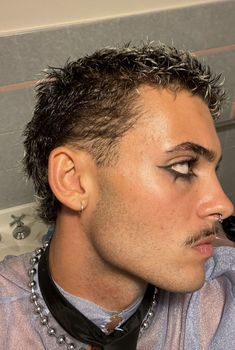 Men Wearing Mascara, Male Goth Makeup Looks, Rockstar Eyeliner Men, Rocker Makeup Men, Mall Goth Makeup Male, Punk Rock Makeup Men, Mens Eyeshadow Looks, Men’s Grunge Makeup, Male Festival Makeup