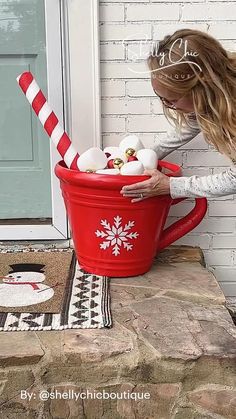 Giant Marshmallow Decorations, Hot Cocoa Christmas Decor, Christmas Crafts For Party, Hot Cocoa Decorations, Giant Hot Cocoa Mug Diy, Candyland Hallway, Hot Cocoa Mug Craft, Christmas Adult Crafts, Vintage Christmas Decor Ideas Diy