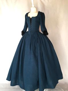 Outlander Dress, Late 18th Century Fashion, Georgian Dress, 18th Century Dresses, English Dress, Elizabeth Swann, Popular Costumes, Blue Outfits