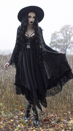 Hippy Goth Outfits, Gothic Hippie Aesthetic, Hippie Goth Aesthetic, Goth Witch Outfits, Actual Goth, Hippie Outfits Winter, Hippie Goth Outfits, Witchy Goth Style, Southern Gothic Fashion