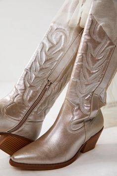 Metallic platinum western cowboy boots with embroidered detailing Womens Tall Black Boots, Tall Western Boots, Matisse Boots, Tall Western Boot, Western Embroidery, Black Boots Tall, Western Boots Women, Western Design, Intricate Embroidery