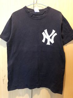 a new york yankees t - shirt hanging on a hanger