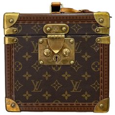 Beauty firmato Louis Vuitton, modello rigido Boîte Flacons, realizzato in tela monogram con inserti in vacchetta e hardware dorati. Dotato di una chiusura con incastro, munito di doppia chiave, internamente rivestito in pelle beige, abbastanza capiente. Munito di un manico centrale in vacchetta e di fasce porta oggetti interne. Caratterizzato da angoli rinforzati in metallo oro, si presenta in ottime condizioni, con leggeri scurimenti sulle parti metalliche. _______ Beauty bag by Louis Vuitton, rigid Boîte Flacons model, made of monogram canvas with cowhide inserts and golden hardware. Equipped with a snap closure, equipped with a double key, internally covered in beige leather, quite spacious. Equipped with a central cowhide handle and internal storage bands. Characterized by reinforced c Louis Vuitton Pattern, Louis Vuitton Vintage, Fashion Tote Bag, Vintage Leather Bag, Louis Vuitton Damier Azur, Monogram Jewelry, Monogrammed Leather, Genuine Leather Bags, Vintage Louis Vuitton