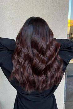 Não há muito que possa fazer com o cabelo castanho escuro sem ficar mais claro, mas não subestime a versatilidade das madeixas subtis e dos tonalizantes divertidos. Basta olhar para esta balayage cereja cola escura: é viva e vibrante e continua a pertencer totalmente à categoria das morenas escuras. // Crédito da foto: instagram @hairbyvalerien Autumnal Balayage Brunette, Mild Hair Color, Cherry Brown Balayage On Black Hair, Brunette Mahogany Balayage, Black Cherry Hair Balayage, Fall Dark Brunette Hair Color, October Hair Color Ideas, Mahogany Highlights On Dark Hair, Cherry Mocha Hair