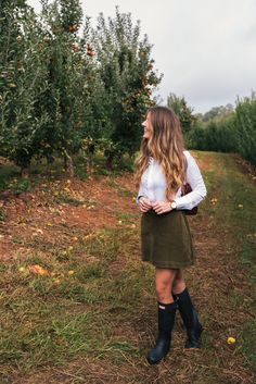 Orchard Outfit Fall, Apple Orchard Outfit Fall, Style Hunter Boots, Orchard Outfit, Botas Outfit, Apple Picking Fall, Travel Georgia, Hunter Boots Outfit