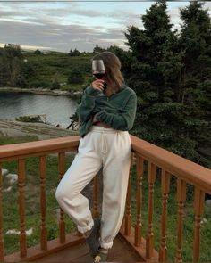 La Girl Outfits, Cabin Getaway Outfit, Girl Outfits Ideas, Ideas Selfies, Aesthetic Jacket, Look 2022, Cabin Outfit, Granola Girl Outfits, Baseball Ideas