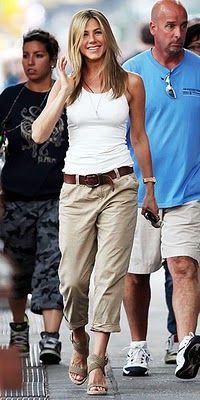 Comfy khakis and a tank Minimalisticky Chic, Casual Chique Stijl, Khaki Pants Women, Jennifer Aniston Style, Jenifer Aniston, Bohol, Stitch Fix Stylist, Fashion Mode