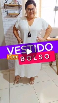 a woman standing in front of a kitchen counter with the words vestido com bolso