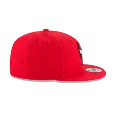 The Chicago Bulls Basic 9FIFTY Snapback features an allover team colored fabrication with an embroidered Bulls logo at the front panels and the official NBA Logoman above an adjustable snapback closure at the rear. Logo Chicago Bulls, New Era Logo, Bull Logo, Red Crown, Columbus Blue Jackets, Green Bottom, Color Logo, New Era 59fifty, Oakland Athletics