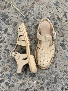 Stylish fisherman sandals 🤍 Upper: suede Insole: leather Sole: Vibram Width can be regulated upon request 🙌 Fisherman Sandals Women, Sandals Chunky, Fisherman Sandals, Shoe Inspo, Shoe Closet, Pretty Shoes, Dream Shoes, Sock Shoes, Cute Shoes