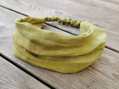 Made from 100% linen, our new selection of elastic hairbands is the perfect addition to your fall and winter wardrobe. These headbands are available in a neutral color  which is currently trending in the world. Whether you are after the messy hair bun with a little extra style, or want to keep your hair out of your face - this unisex head band can achieve the look you want in a matter of moments. An elastic made from natural fibers has been stitched into the back, conserving the pleated design and accommodating to all sizes. If it already sounds great, why don't you try it? ONE SIZE FITS ALL - Headband is fitted with elastic, accommodating all sizes! Material: 100% Linen WASHING AND CARE INSTRUCTIONS: We recommend hand-washing with warm water, then hang to air dry. Messy Hair Bun, Pink Flower Headband, Green Birthday, Flower Print Top, Headband Men, Headband Bandana, Silk Headband, Messy Bun Hairstyles, Yoga Headband