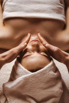 Medspa Aesthetic Photography, Holistic Facial Treatments, Facial Care Photography, Spa Facial Aesthetic, Esthetician Treatments, Face Massage Aesthetic, Spa Aesthetic Photography, Facial Spa Aesthetic