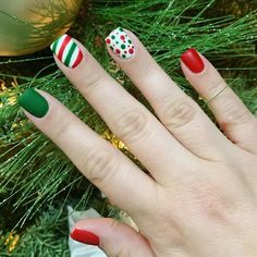 70+ Christmas Nail Art Designs for Short and Medium Nails - Bellatory Septiembre Nails, Christmas Nail Designs Easy, Xmas Nail Designs, Nail Art Noel, Medium Nails, Holiday Nail Designs, Cute Christmas Nails, Christmas Gel Nails, Christmas Nails Easy