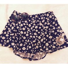 Black + White Daisy Shorts // Size: Small // Brand: Blu Pepper // Tobi.Com // Brand New // Never Worn // High Waisted // Styles Best With Cropped Tank Or Sweater // Cute Floral Print Summer Bottoms, Cute Summer Floral Print Bottoms, Cute Floral Print Bottoms For Beach, Cute Floral Print Beach Bottoms, Black Floral Print Bottoms For Summer, Trendy Floral Print Shorts For Day Out, Black Floral Print Shorts For Summer, Chic High Waist Floral Print Shorts, Black Floral Print Shorts