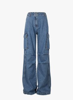 Aspect jean  Coupe cargo  Taille haute  Passants pour ceinture  Fermeture à glissière avec bouton  Poches italiennes   Poches plaquées latérales à rabat avec logo en gomme   Liens de serrage sur chevilles - Décontracté et graphique à la fois, ce pantalon cargo en jean est une création signée Coperni. Confectionné en denim bleu à surpiqûres contrastantes, ce modèle à l'esprit casual se dote de multiples poches ainsi que d'une fermeture à glissière rehaussée d'un bouton. Aussi chic avec un chemisier habillé qu'un top court.   Aspect :  - Coupe :  - Longueur :  - Modèle :  - Fermeture :  - Bad Barbie, Jean Large, Jeans Cargo, Pantalon Large, Cargo Jeans, Zara Jeans, Boyfriend Jeans, Quick Saves, Clothes