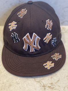 New Era Outfit, Yankee Fitted, Custom Fitted Hats, Ny Hat, Swag Hats, Dope Hats, Hat Ideas, Diy Hat, Embroidered Baseball