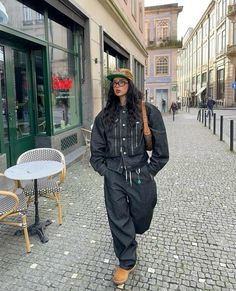 @irislovesunicorns on instagram !! 🤍 Derschutze Clothing, Fitted Cap Outfit Black Women, All Black Ootd, Timbs Outfit, Golden Bangles, Uni Fashion, Black Ootd, Japan Outfits, Coast Fashion