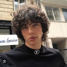 Streetwear High Fashion, Long Curly Hair Men, Pelo Cafe, Cozy Streetwear, Gents Hair Style, High Fashion Trends