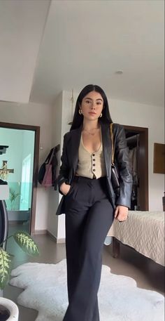 Professional Outfits Women Black, Profesional Outfit Women Work, Aesthetic Professional Outfits, Bank Outfits Women, Fbla Outfits, Corporate Girly Outfits, Work Clothes Women Casual Office Wear, Insurance Agent Outfits For Women, Journalist Outfit Reporter