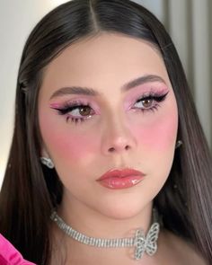 Maquillaje buchifresa, buchona, buchifresa makeup, girly, pink, fresa, makeup, eyeliner, eyeshadow, eyelashes, makeup buchifresa de día, makeup looks, inspos ^Insta:@dayammyrodriguezstudio Pink Themed Makeup Looks, Pink Makeup Looks Mexican, Pink Birthday Glam Makeup, Pink Bratz Makeup Look, Fucsia Makeup, Makeup Buchifresa, Makeup Rosa, Junior H, Makeup Ojos