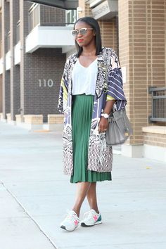 What is a trend/item that everyone raved about that you regret purchasing? : femalefashionadvice Sport Chic Outfit, Look Kimono, Sports Chic Outfit, Spring Fashion Chic, Sneakers Street