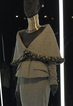 Guilded Glamour, Structure Clothing, Classy Edgy, Modest Evening Dress, Vintage Fashion 1950s, Runway Fashion Couture, Christian Dior Haute Couture, Fashion 1950s