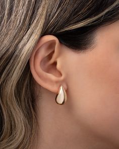 The perfect accessory for every occasion, these 14K Gold Teardrop Stud Earrings add a touch of luxury to any ensemble. From a strapless gown to a classic white tee, these statement earrings elevate your style with their curvaceous, bubbly design. Effortlessly bold and feminine, they are a trendy must-have for the fashion-forward woman. Size: Approx. 0.5mm(W) x 20.5mm(H) Total Weight: Approx. 2.85 grams (per pair) Standard Production: 3-5 business days Rush Order Production: 2-3 business days Shi Fine Jewelry Teardrop Earrings For Formal Occasions, Classic 14k Gold Teardrop Earrings, Elegant Teardrop Earrings For Anniversary With Polished Finish, Elegant Polished Teardrop Earrings For Formal Occasions, Elegant Polished Teardrop Earrings For Formal Events, Elegant Teardrop Earrings For Anniversary, Classic Teardrop Earrings For Evening, Chic Teardrop Yellow Gold Earrings, Classic Rose Gold Teardrop Earrings