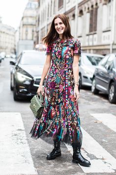 Street style à la Fashion Week de Paris printemps-été 2018 Crédit photo : Sandra Semburg La Fashion Week, Flowing Dresses, Fashion Victim, Retro Print, Summer Party Dress, Flower Dress, La Fashion, Floral Dresses, Vogue Paris