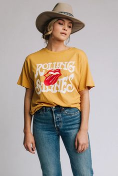 Outfits To Wear To School, Band Tee Outfits, Graphic Tee Outfit, Clad And Cloth, Casual Weekend Style, Jeans And T Shirt Outfit, Paris Tee, Style Inspiration Edgy